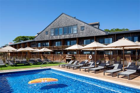places to stay in cape cod.